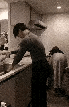 这个老六，便宜占了，还把老婆哄高兴了，最主要的是竟然把手也擦干净了，一举三得呀！