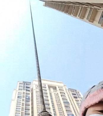 故意谋杀？安徽合肥，女工人吊在高层外墙搞粉刷，谁知干到12楼时，安全绳忽然剧烈摇