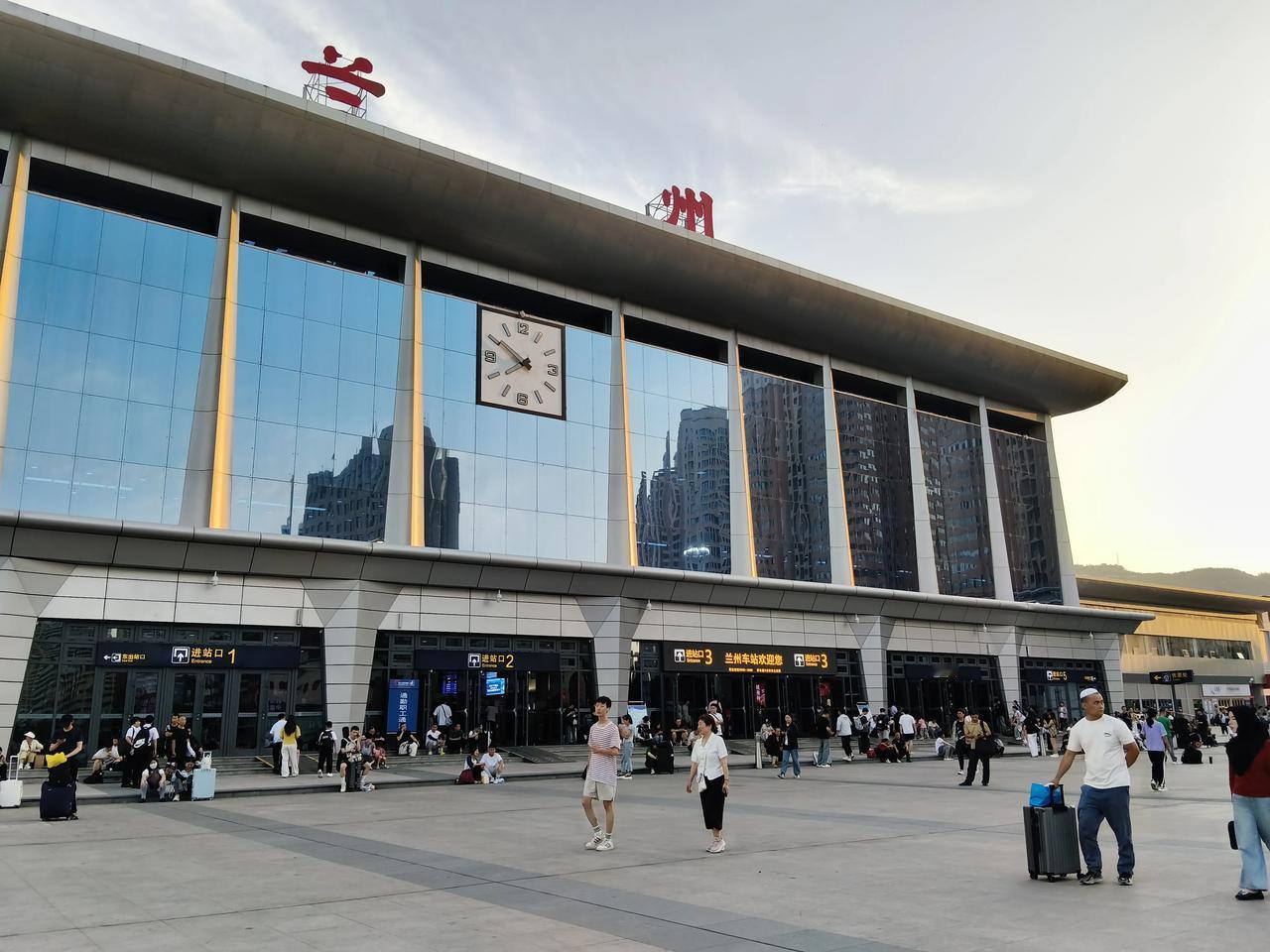 是2025年的7月12日晚上的8点，这会儿兰州火车站等车的乘客很多，起码有个上千