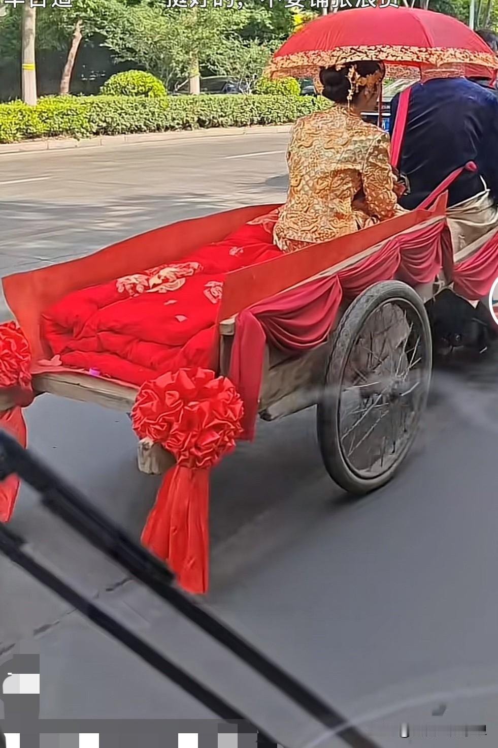 创意婚礼！现在拉架子车结婚的真的少见了，能看得出来新娘是会过日子的好姑娘！现