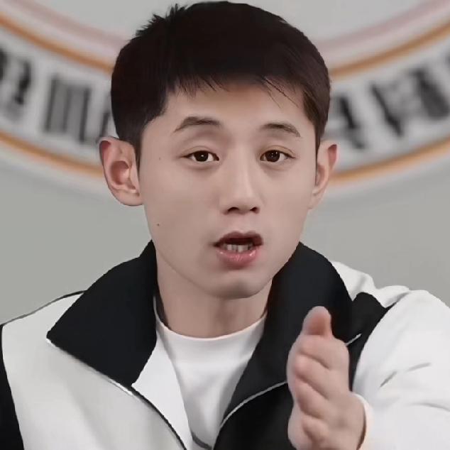 张继科在直播中直言：“马龙的接发球千变万化，全世界独一份！” 他犀利指出：樊