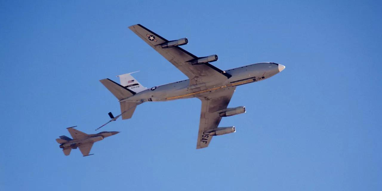 美国空军加油机没有配备降落伞，坠毁飞机机组人员没有机会逃生。美国KC-135