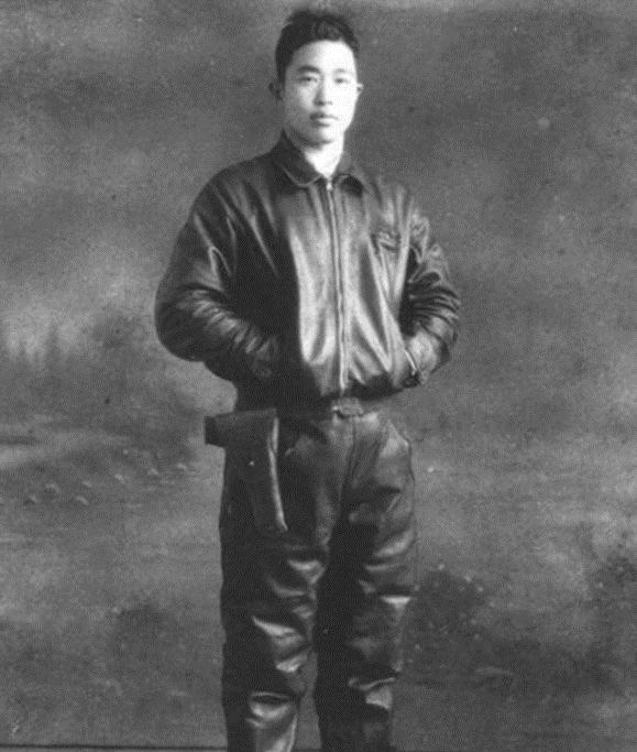 1951年10月，飞行员华龙毅满身鲜血挂在一棵树上，看着手提斧头围上来的陌生面孔