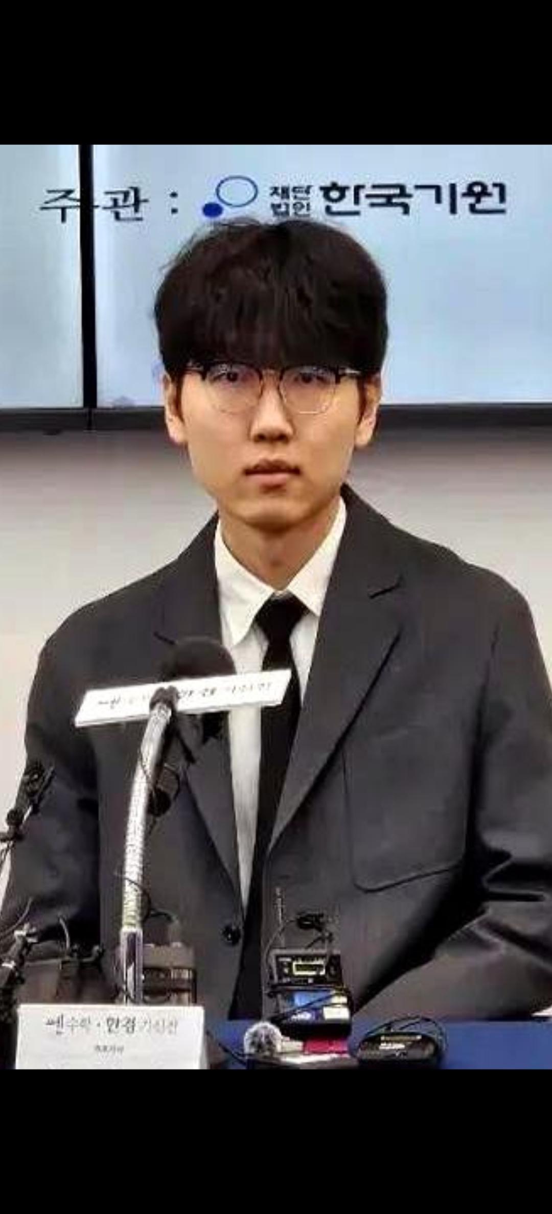 7月19日人机对战第二局，申真谞受让2子，令人惊喜的扳回一局，可谓人类精英棋手再