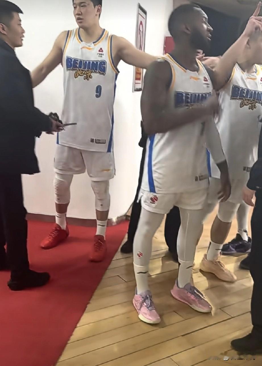 这太过了吧？山西球迷竟然朝北京球员吐口水？从网上流传的视频来看，可以清晰的听