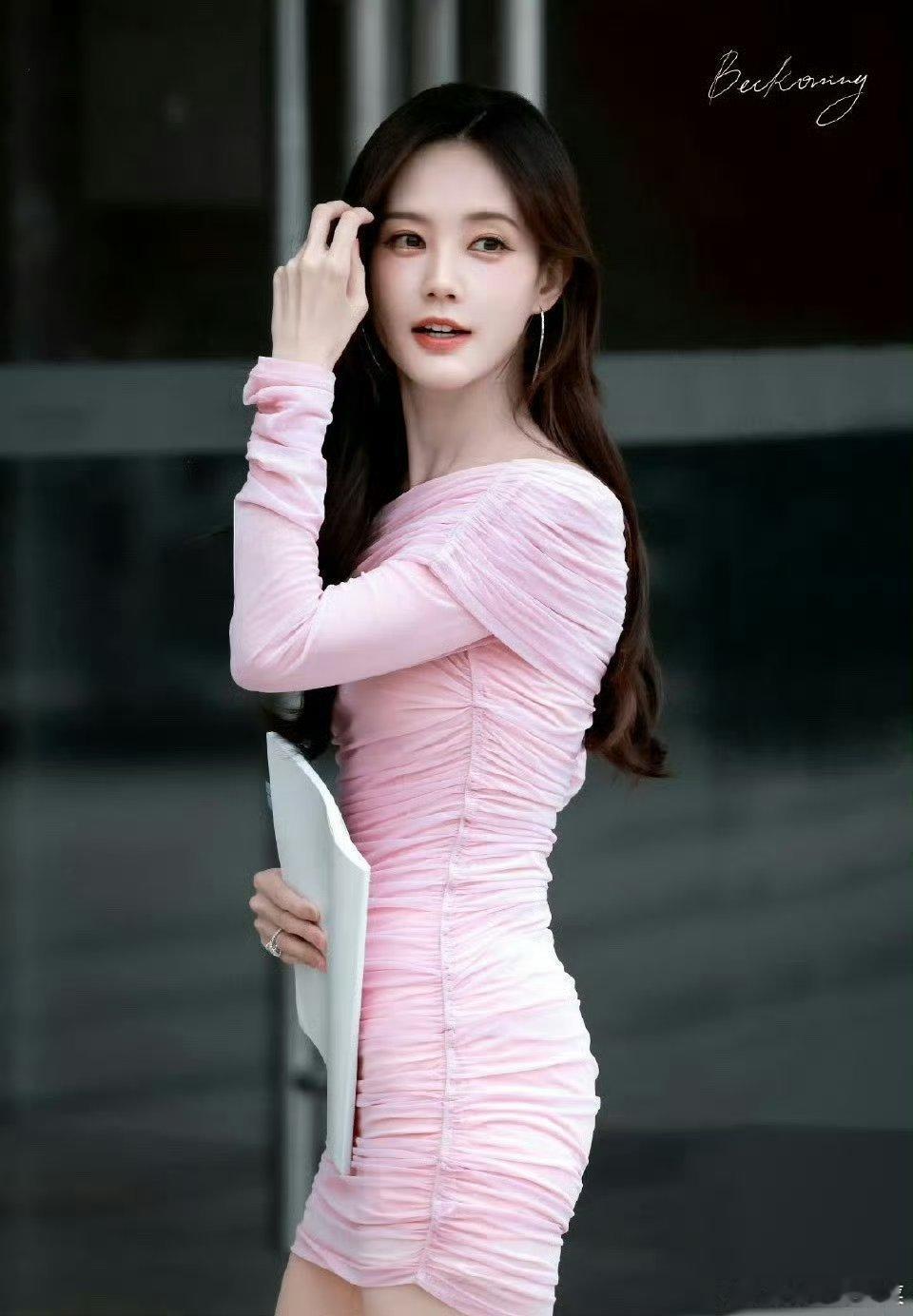 李一桐田曦薇的桐心薇泯也在微博视界大会的影视cp榜里，这一对gl​​​好火🔥