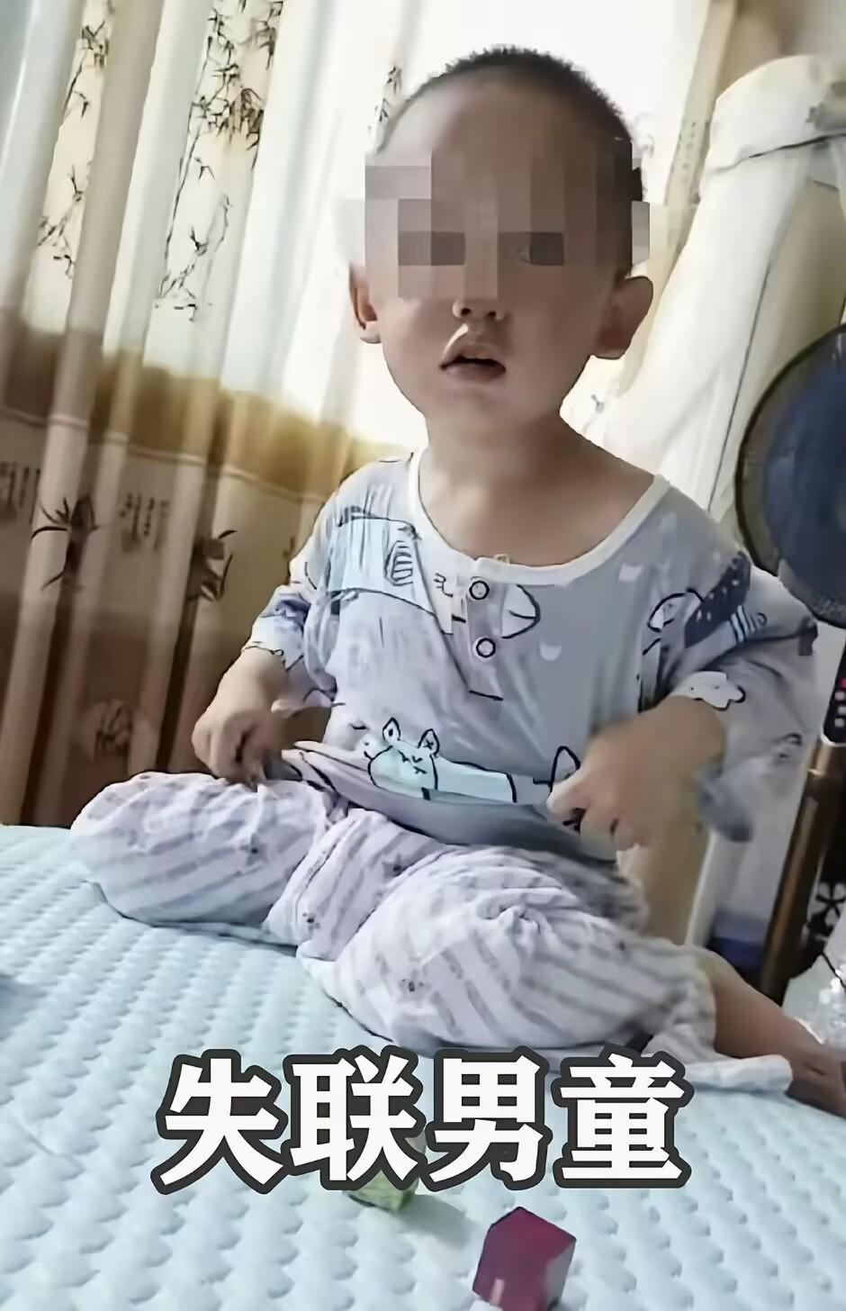 这个男童的父母，已经彻底崩溃了！仅仅是带孩子去幼儿园报名的短短片刻，两岁多的小儿