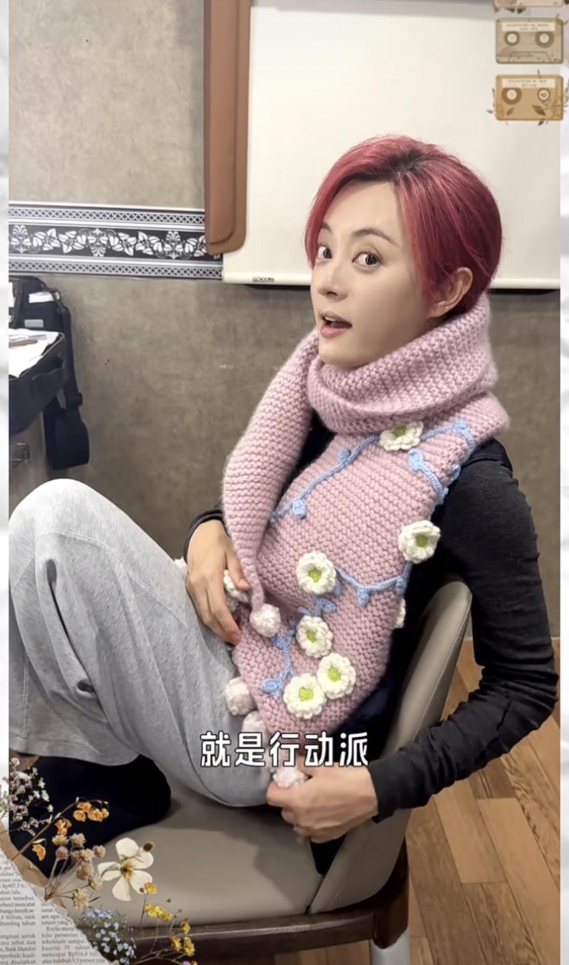 娘娘变身为“织女”了，利用拍戏间隙不要停的织围巾，邓超在家编毛球。孙俪、邓超
