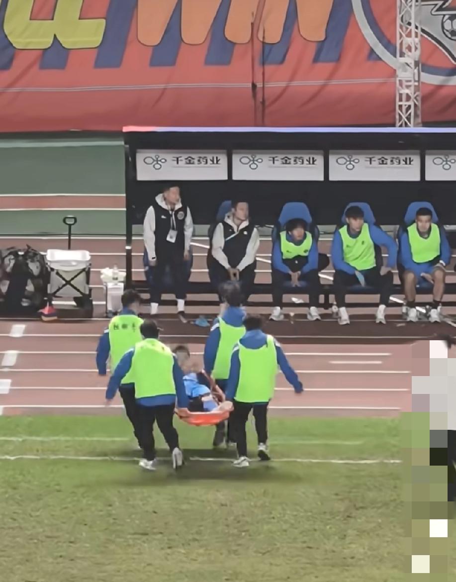 湘超株洲vs长沙的比赛中，长沙部分球员被网友吐槽:为了保住2:1的胜果，采用各种