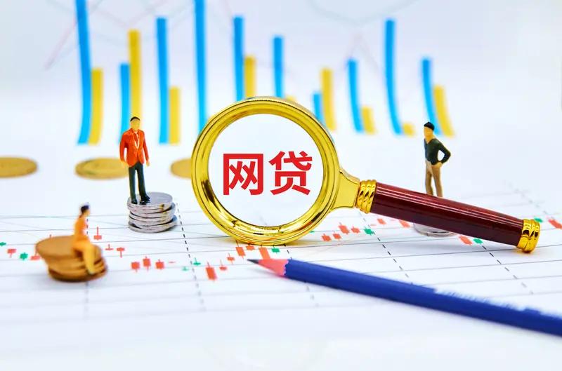 我表哥去年一下子欠了四十万，信用卡、网贷、借呗全爆了。催收电话一路打到我姑