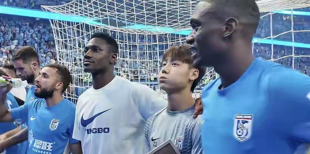 大连英博这场2-1的比赛太有看头了。开场两队陷入拉锯战，传球失误不断，佩尼亚