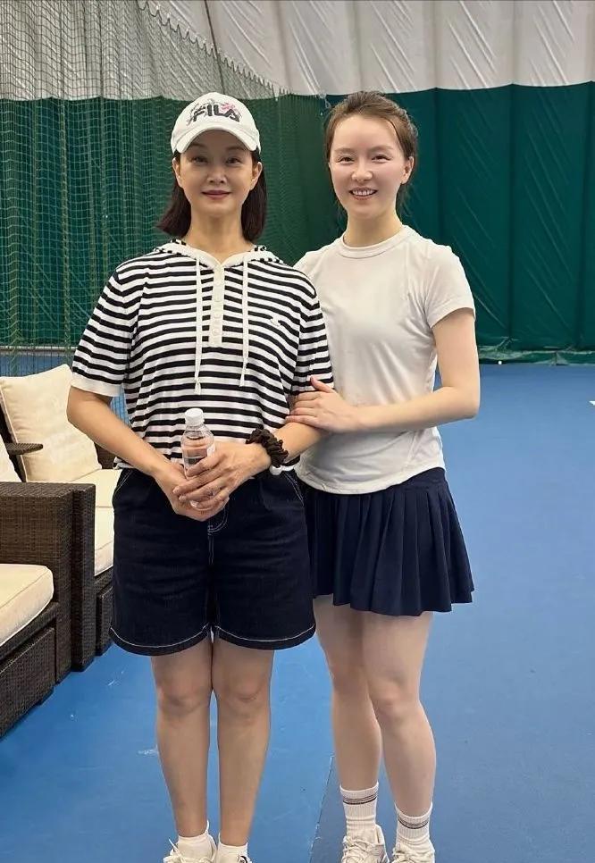 宋祖英拍照也站军姿，气质碾压肤白貌美的百褶裙美女！白衣服的女子有点柔柔弱弱的，是