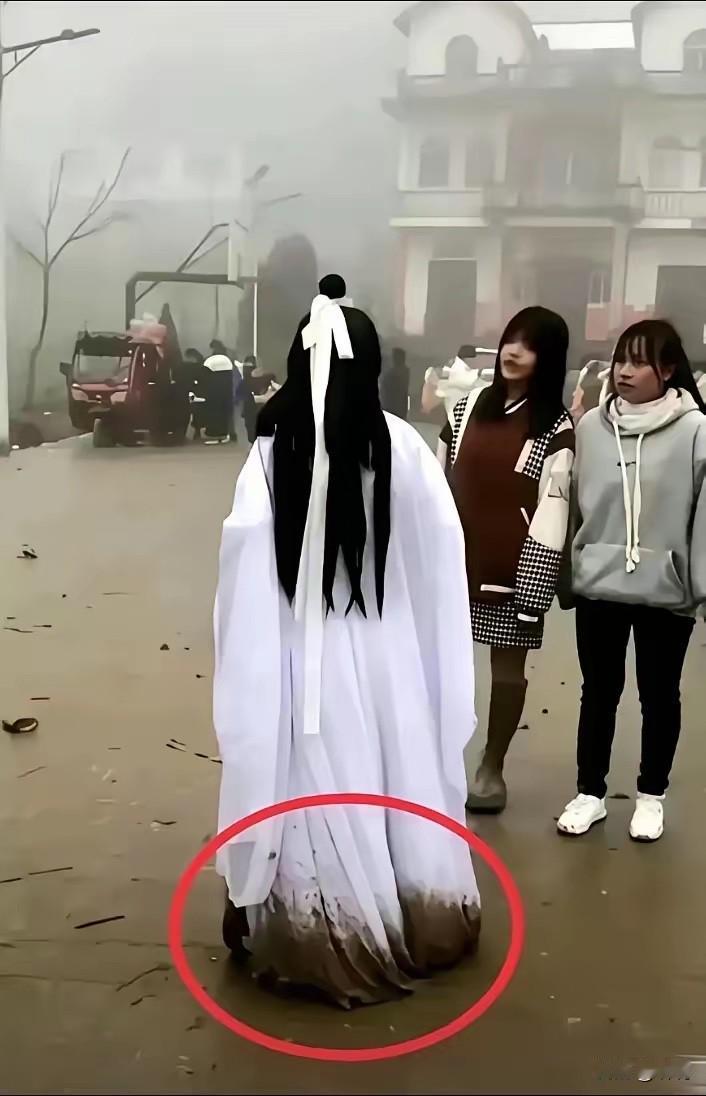 古人衣服那么长，不怕弄脏吗？他们怎么解决这个难题