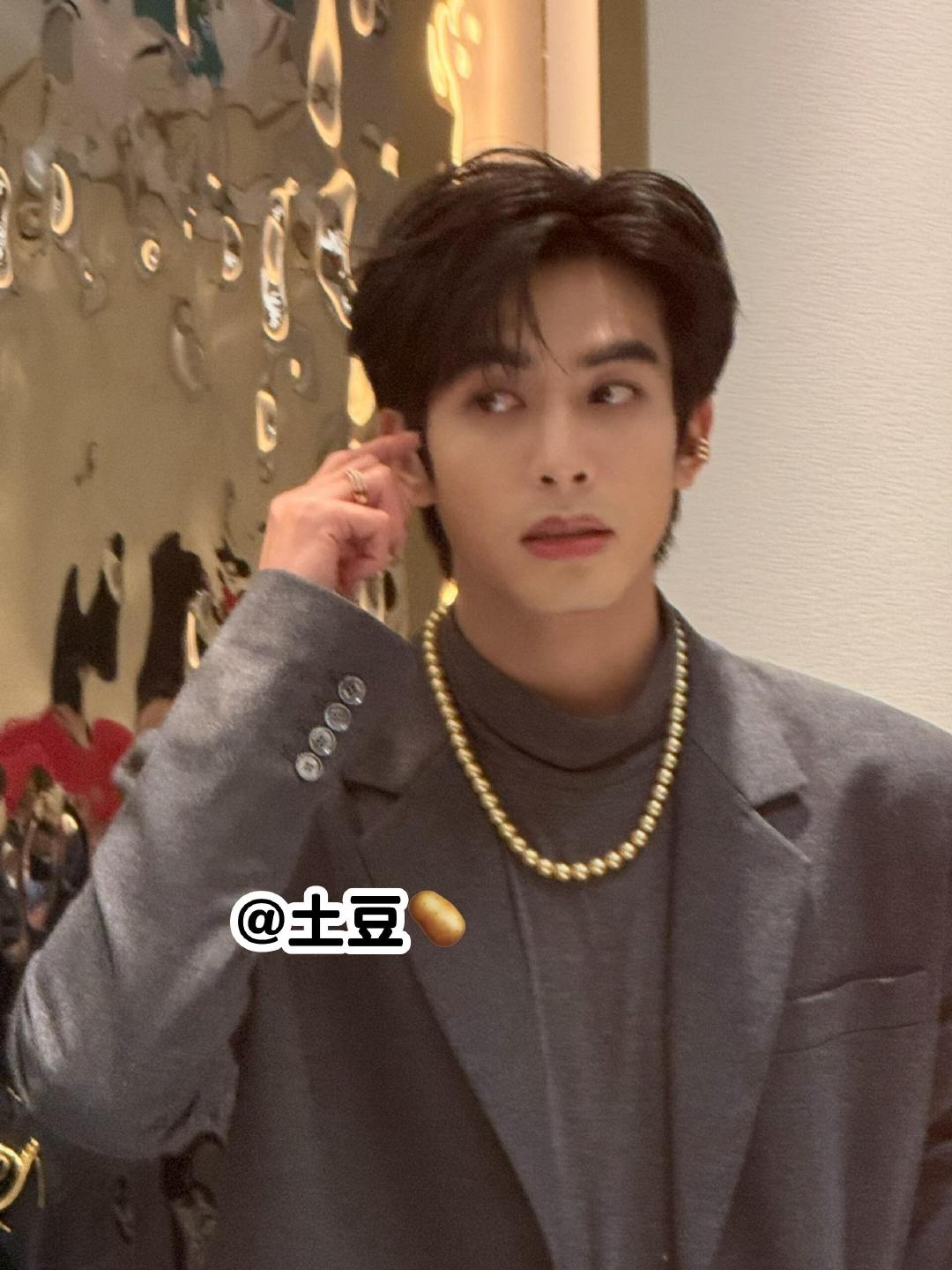 宋威龙原相机最严厉的父亲宋威龙生图像精修浓颜最权威的父神出现了！！早就说了权威