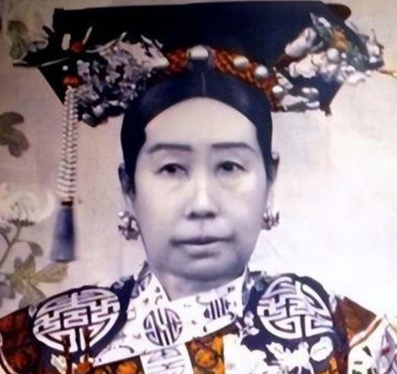 1863年慈禧下令将石达开儿子凌迟处死，可刽子手割了两刀，他就昏厥了，慈禧见状说