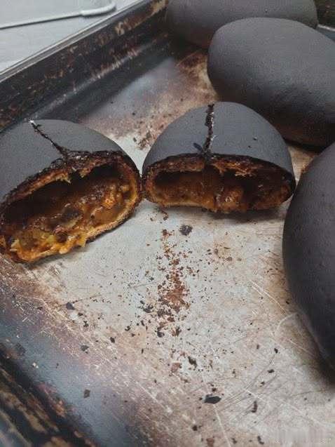 完全烤焦的咖哩面包