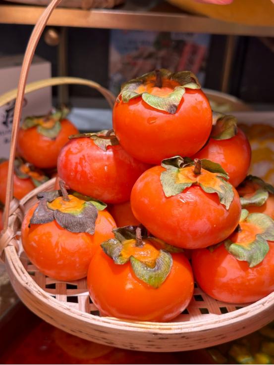 “悲剧还是发生了！”近日，湖南一女子起床后感觉有点饿，于是一口气吃了5个柿子，不