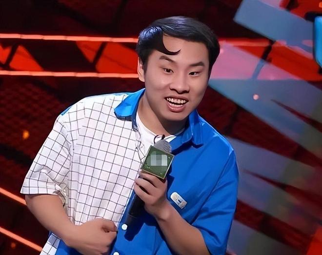 一次在飞机上，徐志胜被偶遇，网友晒出照片，他全程都在看书。原来，写出那多搞笑有内