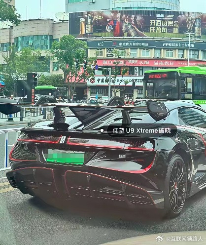 全球仅30台！乐清街头惊现千万级豪车近日，乐清街头一台豪车刷爆了本地社交平台。据