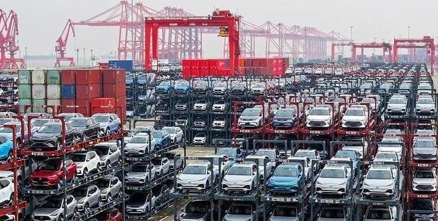 中国为啥玩命发展电动车？表面上看是为了环保，或者想在新兴产业里占个先机，可往根儿