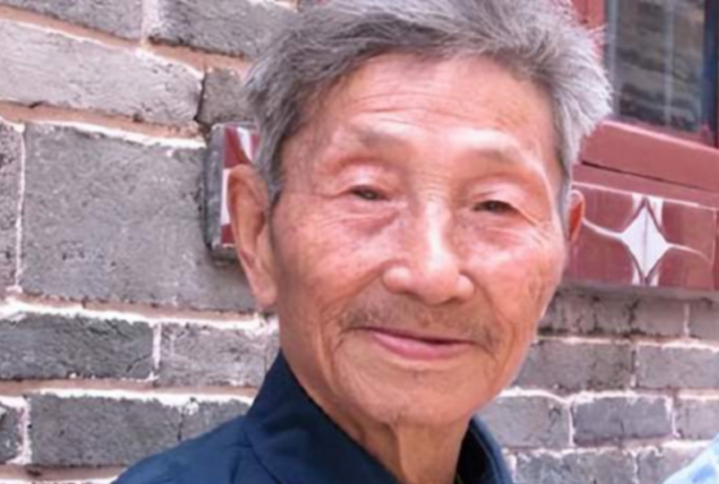 1979年，一位老人为了证明自己是老红军，不顾危险在北京拦下一辆军官的车，眼看