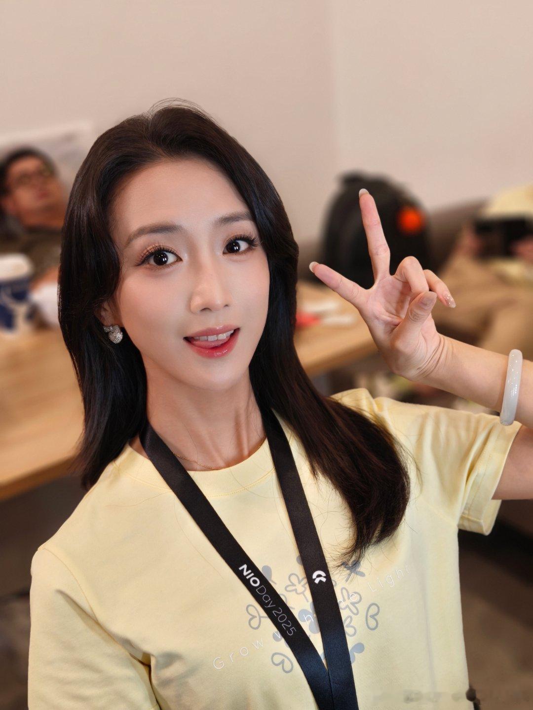 装修完了，虽然是上台主持，但今天这妆和衣服相当幼态啊，刚Nioday外场逛了一