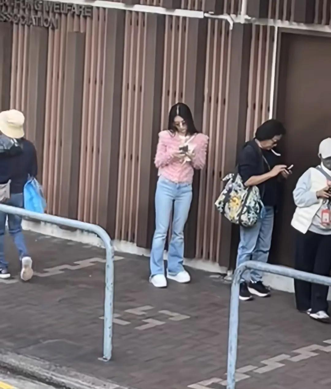 香港街头偶遇方媛！方媛在幼儿园门口排队接孩子，穿着粉色上衣搭配牛仔裤，一头长发披