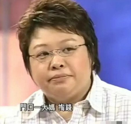 有一次，韩红内急上公厕，门口大妈却说：“两毛钱”。可韩红没带钱，便说：“我是大明