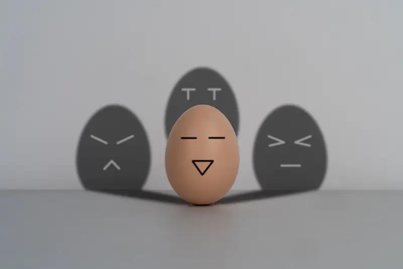 我表姐，大学教授。但脑子好像有问题。有一年她坐火车回家，在火车上和挨着她的一个女