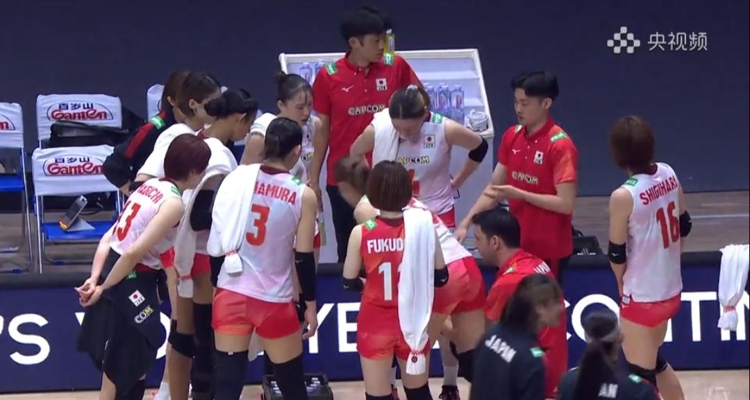 日本女排3:0轻取越南。首局，日本除了11号副攻山田二千华替代3号岛村春世外，保