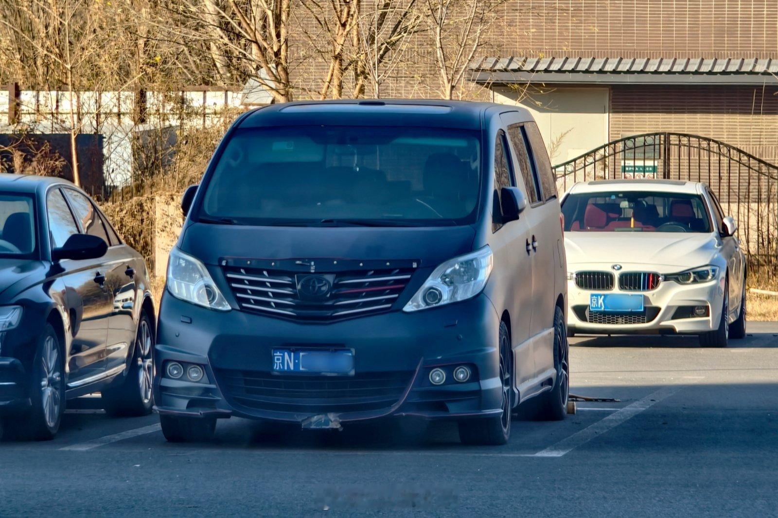 下午在同一个停车场遇到的两台怪车，图1我第一眼看成了白事专用车