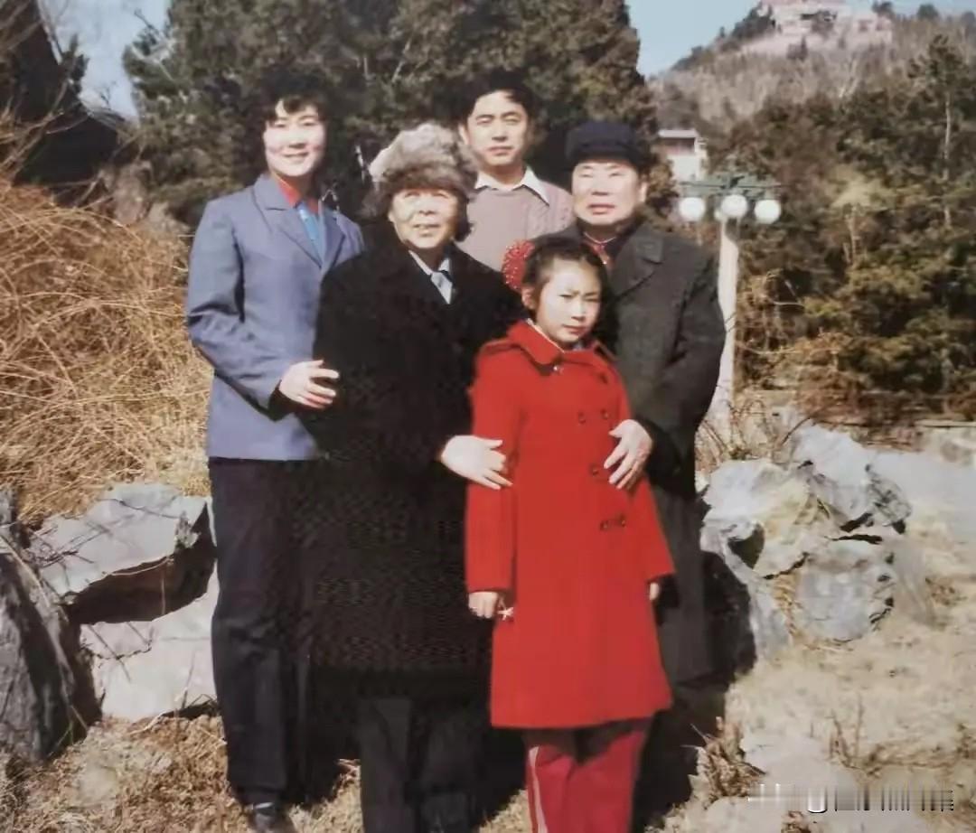 上世纪八十年代，杨得志将军与夫人申戈军（前左）和四女儿京华（后左一）及外孙，外孙
