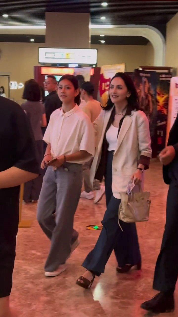 刘烨妻子女儿现身电影首映刘烨女儿越长越漂亮了霓娜越长越漂亮了！被偶遇和妈妈一起