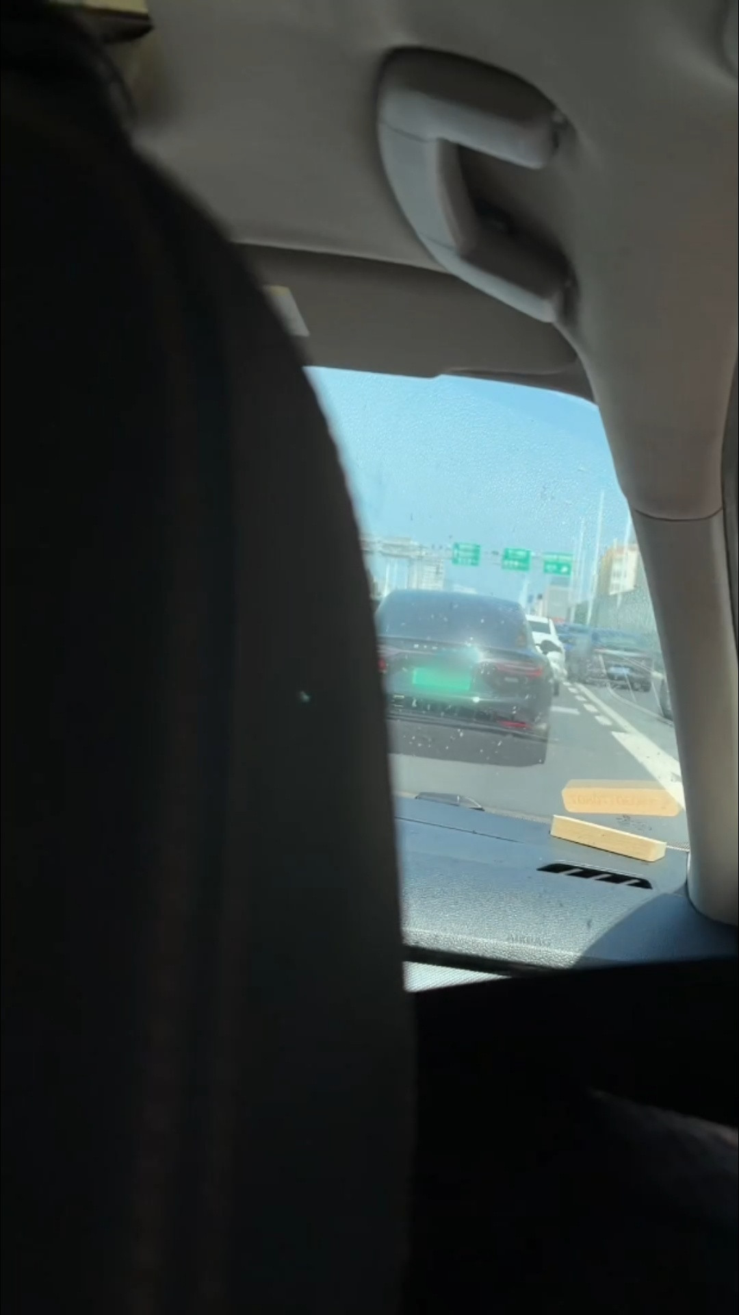 之前跑到华为手机店敬礼，现在他们在路上又给鸿蒙智行汽车敬礼，这都啥人啊