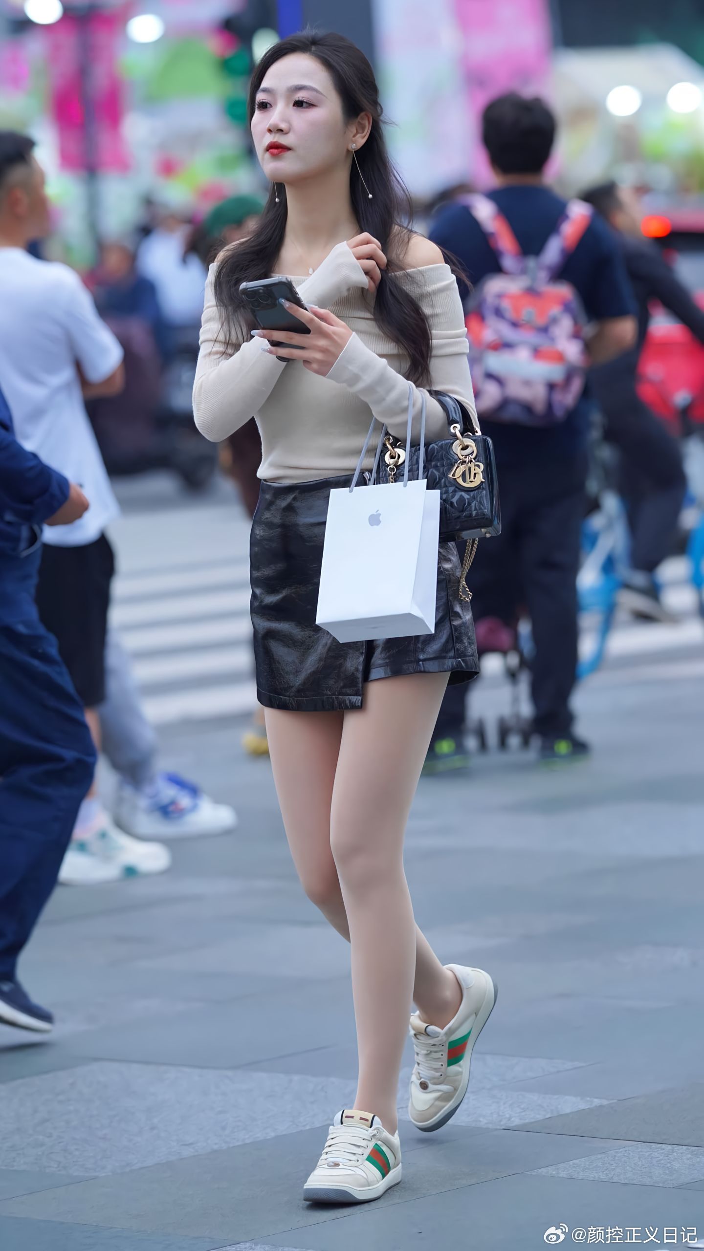 街拍自然美美女绘梦长廊