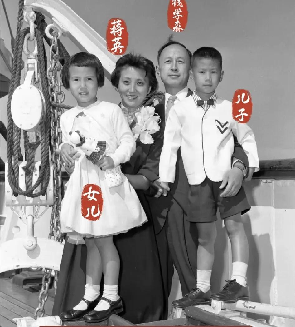 钱老一家的合影，两孩子的小皮鞋搭白袜子，到现在，都流行这种时尚呢。原来那时候，