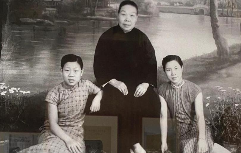 这张和家人温馨合影的老照片中，右一这位充满灵气的小姑娘后来成为越剧一代宗师，她创