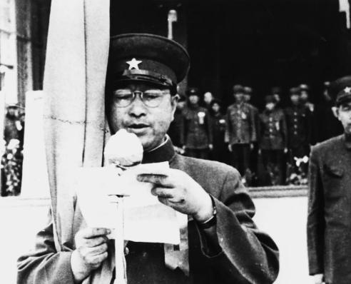1953年，哈尔滨一交警拦下了陈赓的车，没等司机询问就打开车门，坐进了车里，警卫