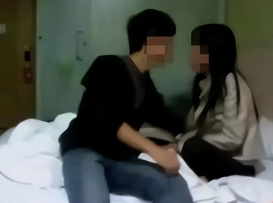 上海，已婚男子约女网友宾馆开房，第二天一早，男子见女网友睡的正香，便独自离开。期