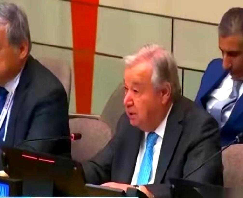 联合国秘书长古特雷斯，最近那场会，话筒都快被他捏出水了。他对着台下，一字一句地