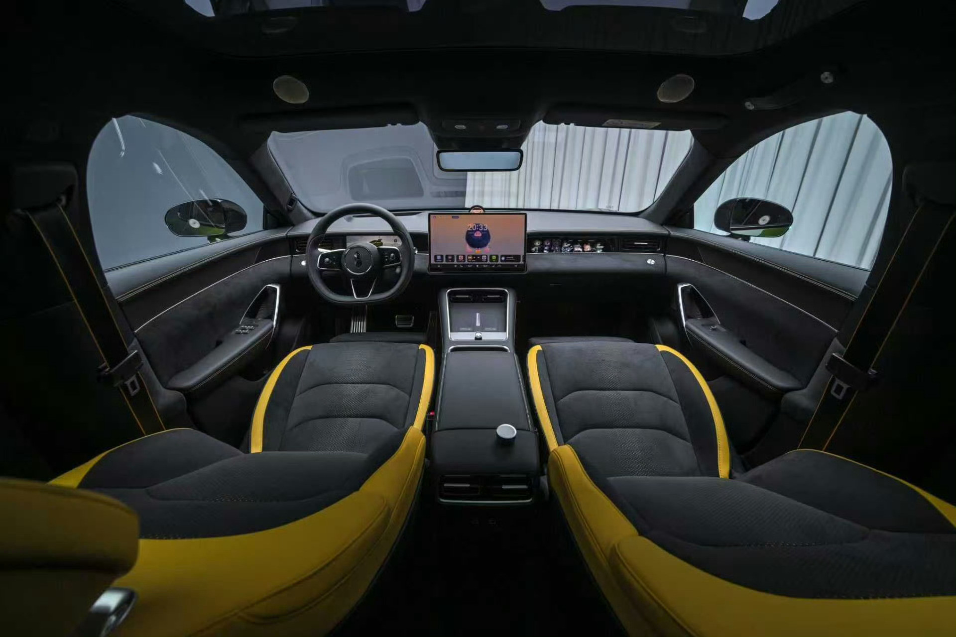 还在为选车纠结？尚界Z7T直接给出满分答案。猎装掀背兼顾帅气与实用，超大后备箱轻