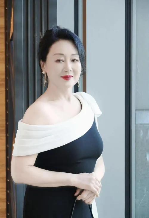 演员王姬说：“女儿偷偷结婚瞒了我三个月，我知道后，却劝她以后丁克，不要生孩子。”