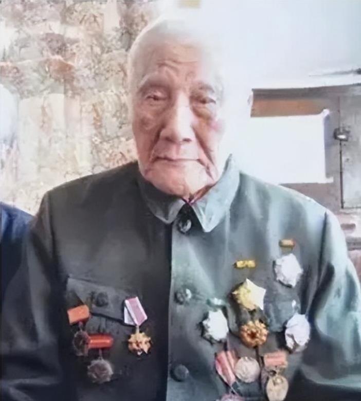 1940年10月的延安，毛主席去杨家岭食堂时，有刺客拎着木棍朝毛主席后脑勺砸去，