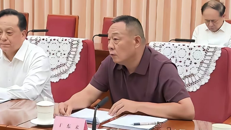 最近，胖东来创始人于东来登上新闻联播。再看胖东来的logo：“德未满，利只取一勺
