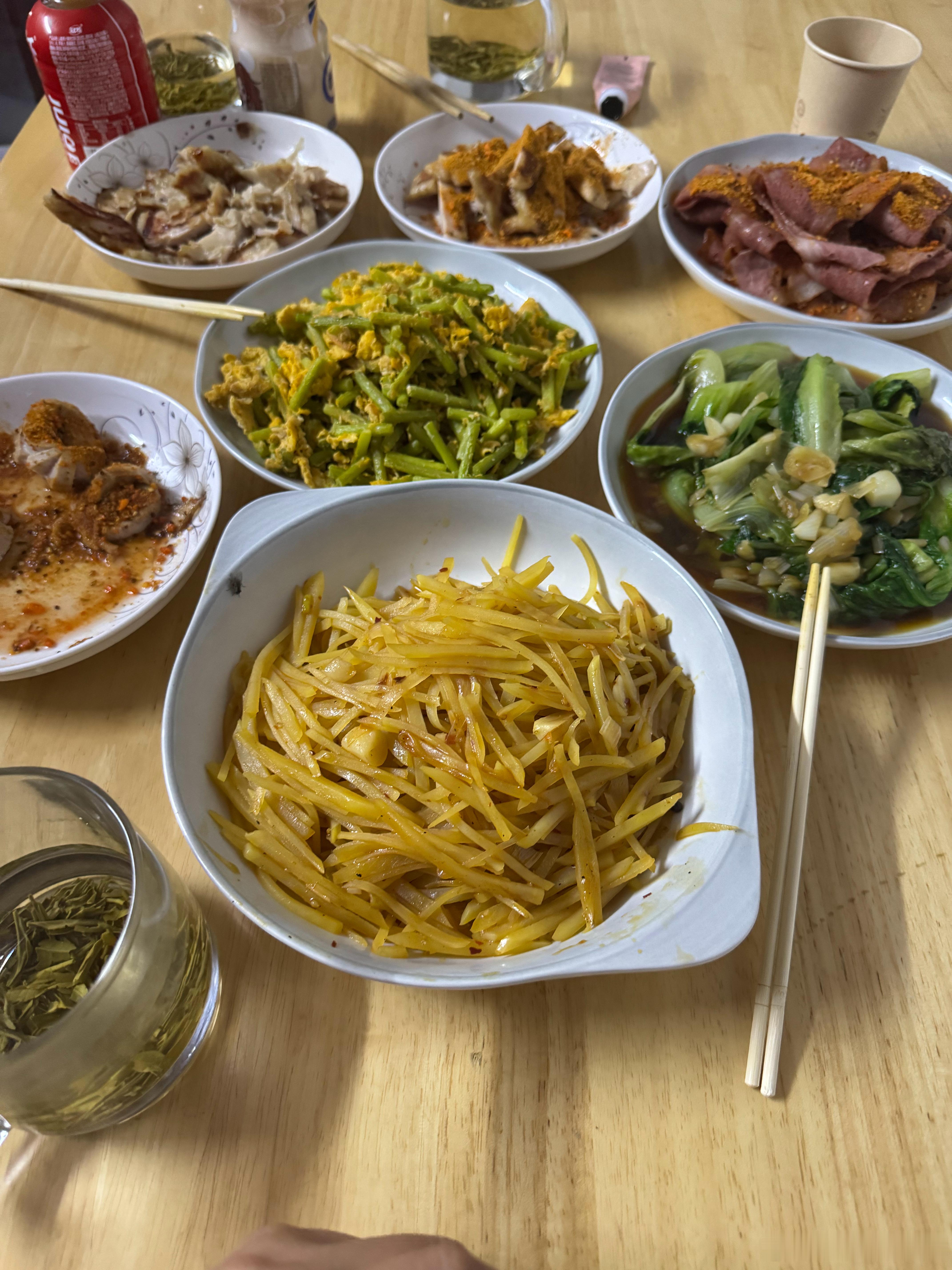 有朋自远方来，陪朋友去外面烧烤，一天没发微博，晚上自己整点素食，晚上清淡一些[可