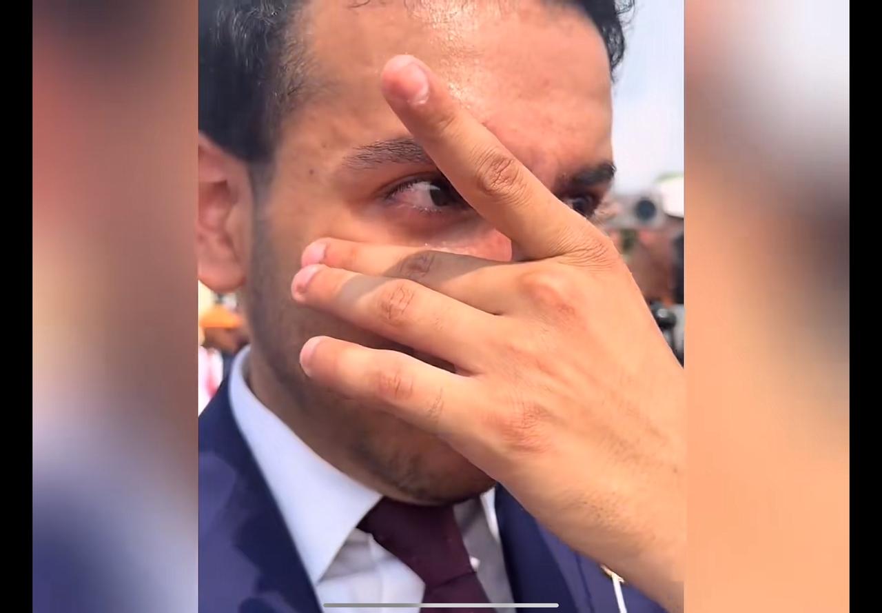 阅兵式上，这个老外感动得“流泪”不止！这位老外来自伊拉克，他是一位记者，有个
