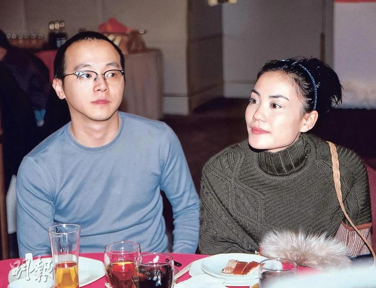 王菲真的很清醒啊，她从不谈论自己婚姻的！我看了很多以前关于王菲的访谈。无