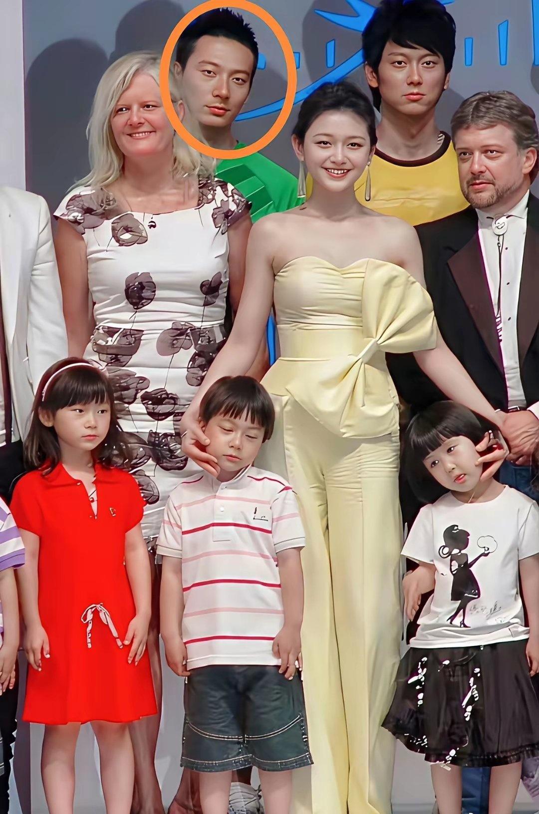 无意间看到大S早年单身时的一张合影，她和一群小朋友、几位外国人同框，笑得特别温柔