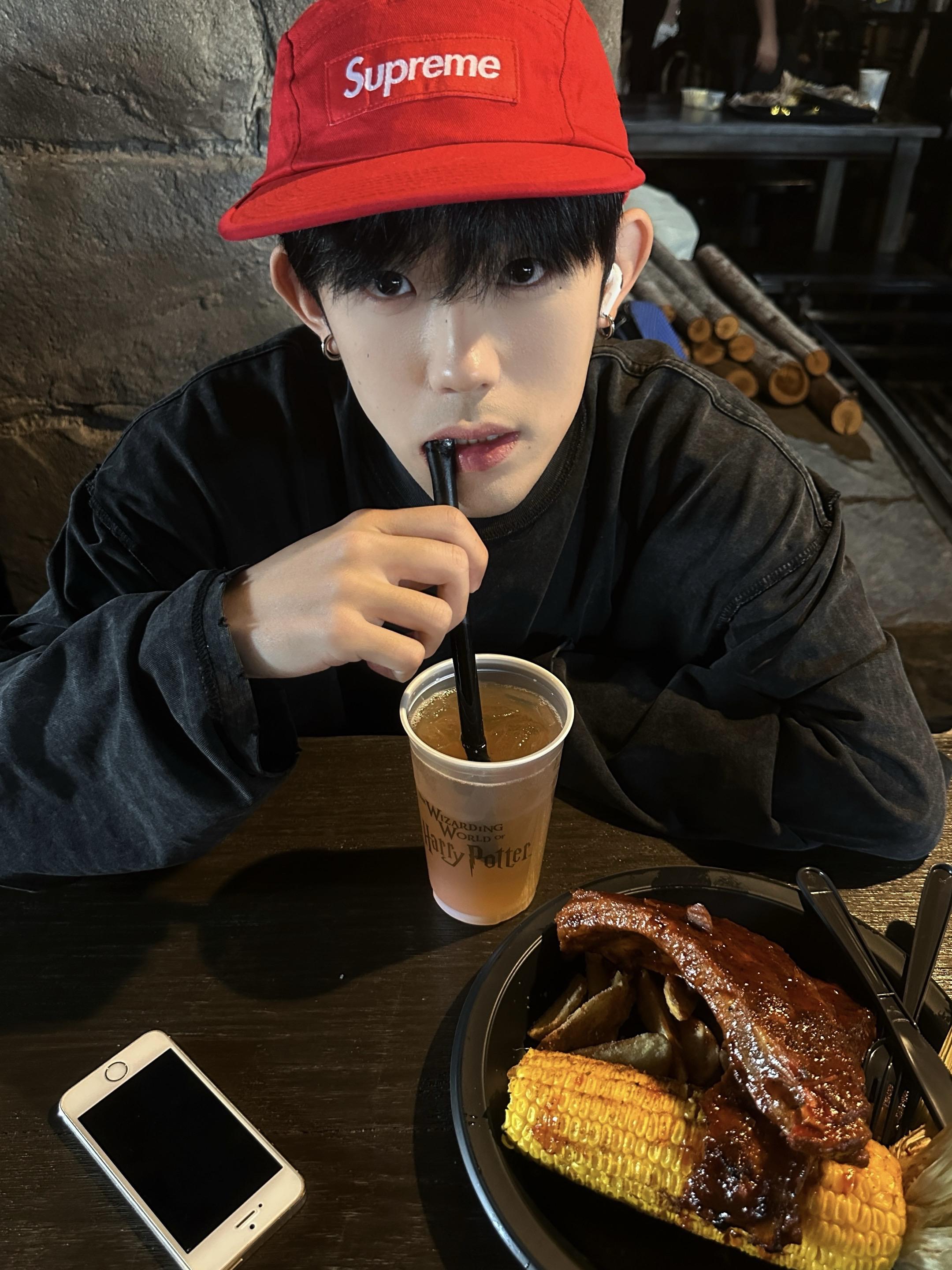 我再也不会卖萌了，因为根本没有人买