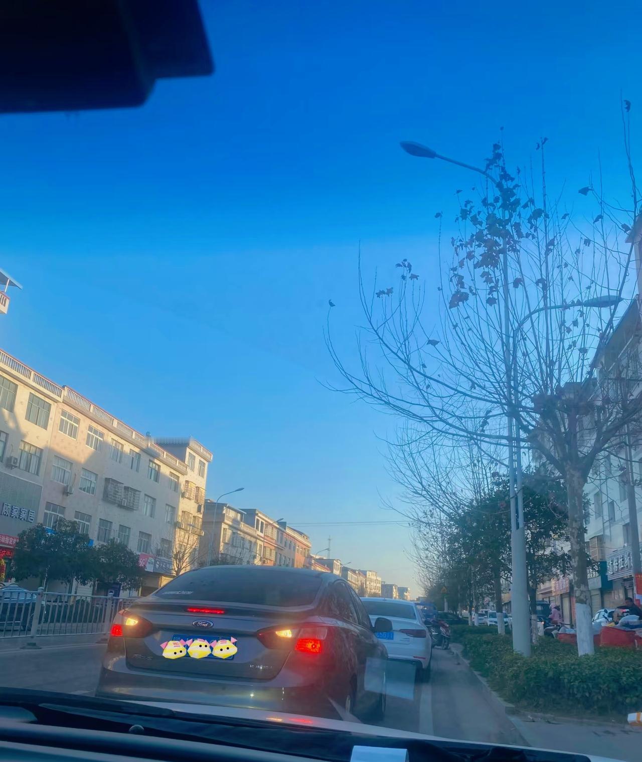 过年的快乐就在年前15天左右是回家的路上苦辣酸甜，是家人上街置办年货的时候熙熙